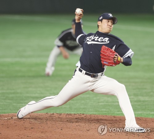 Won Tae-in of South Korea pitches against Japan during the bottom of the third inning of a Pool B game at the World Baseball Classic at Tokyo Dome in Tokyo on March 10, 2023. (Yonhap)