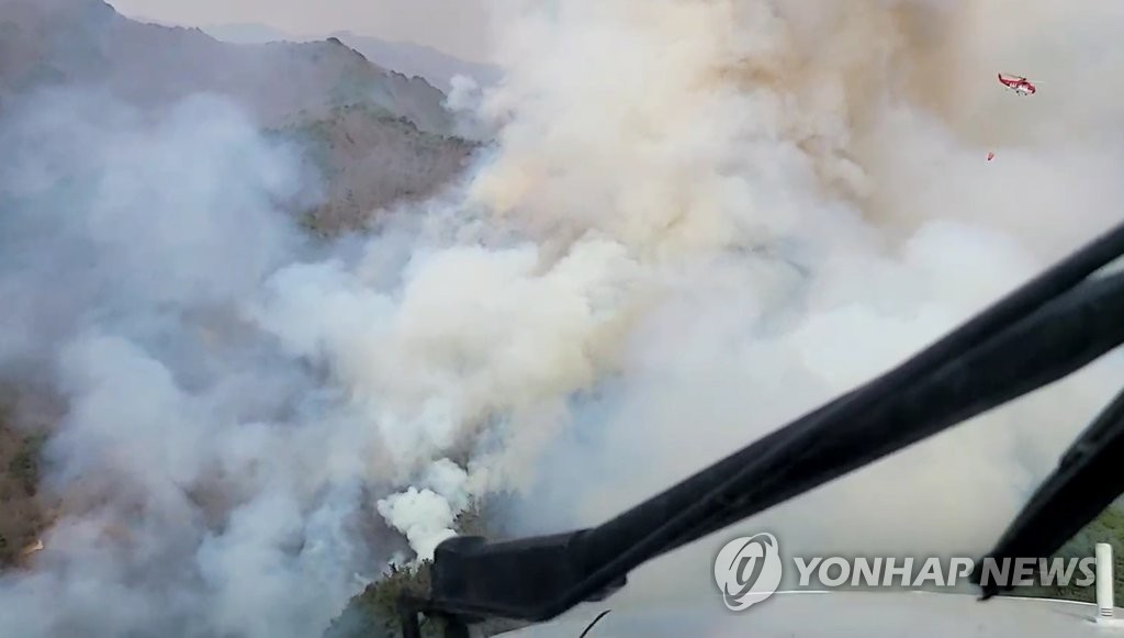 경남 하동 산불 진화하는 헬기
