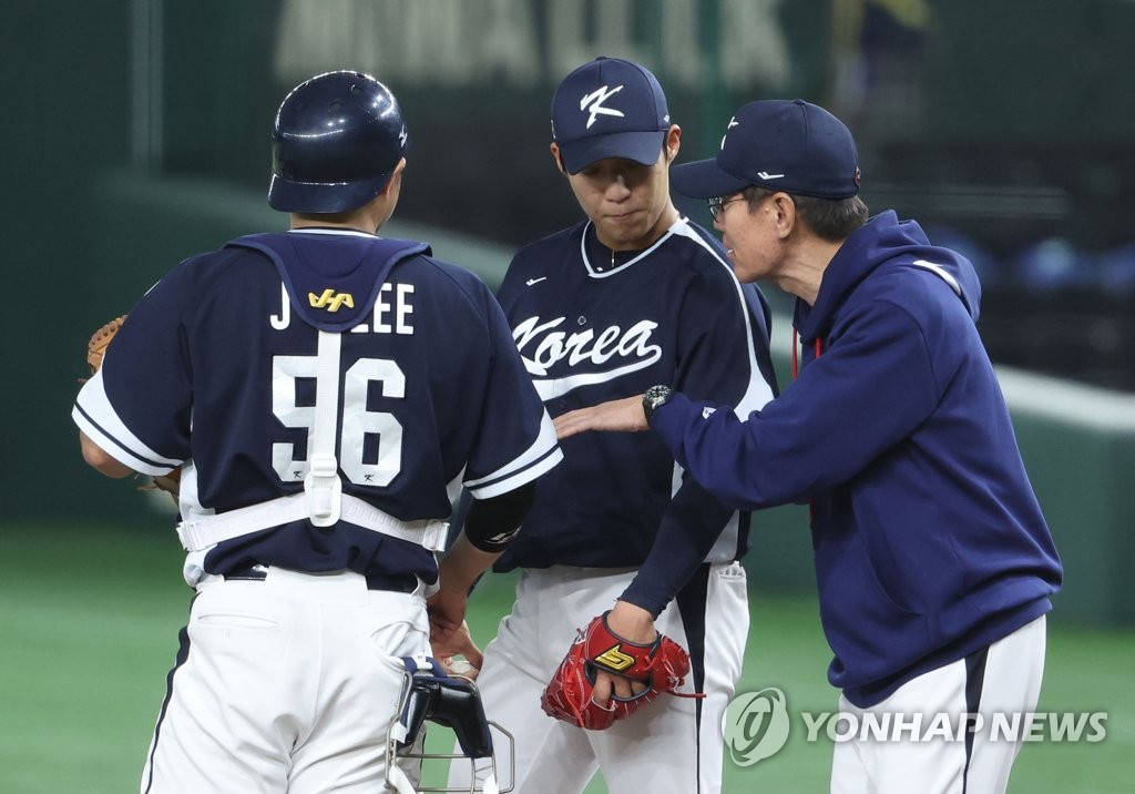 South Korea manager Lee Kang-chul (R) speaks with his pitcher, Won Tae-in (C), during the bottom of the first inning of a Pool B game against China at the World Baseball Classic at Tokyo Dome in Tokyo on March 13, 2023. (Yonhap)