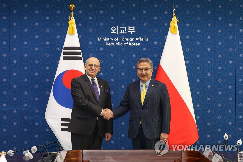 South Korean Foreign Minister Park Jin (R) and his Polish counterpart, Zbigniew Rau, pose for a photo during their talks at the foreign ministry in Seoul on March 14, 2023. (Yonhap)