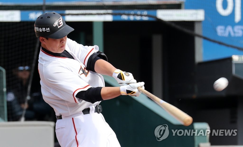 In this file photo from March 15, 2023, Roh Si-hwan of the Hanwha Eagles hits a solo home run against the KT Wiz during the bottom of the first inning of a Korea Baseball Organization preseason game at Hanwha Life Eagles Park in Daejeon, 140 kilometers south of Seoul. (Yonhap)
