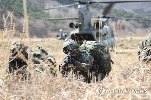 La foto, proporcionada, el 16 de marzo de 2023, por el Ejército de Tierra, muestra a soldados de la 2ª División de Respuesta Rápida del Ejército desembarcando de un avión de transporte CH-47 para dirigirse a la zona objetivo, como parte de unos ejercicios aéreos, de cinco días de duración, que terminarán el 17 de marzo, en la comarca de Jangseong, a 252 kilómetros al sur de Seúl. (Prohibida su reventa y archivo)