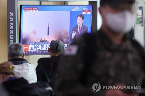 ソウル駅のテレビに北朝鮮のミサイル発射に関するニュースが流れている＝１６日、ソウル（聯合ニュース）