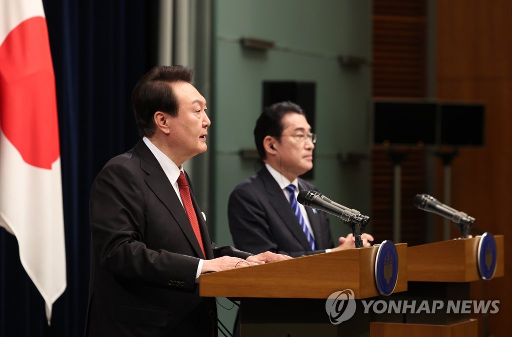 President Yoon Suk Yeol (L) speaks during a joint news conference with Japanese Prime Minister Fumio Kishida after their summit in Tokyo on March 16, 2023. (Yonhap)