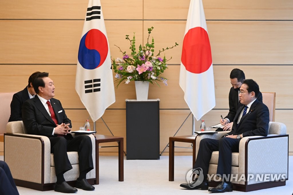 In this file photo, South Korean President Yoon Suk Yeol (L) and Japanese Prime Minister Fumio Kishida hold talks in Tokyo on March 16, 2023. (Yonhap)