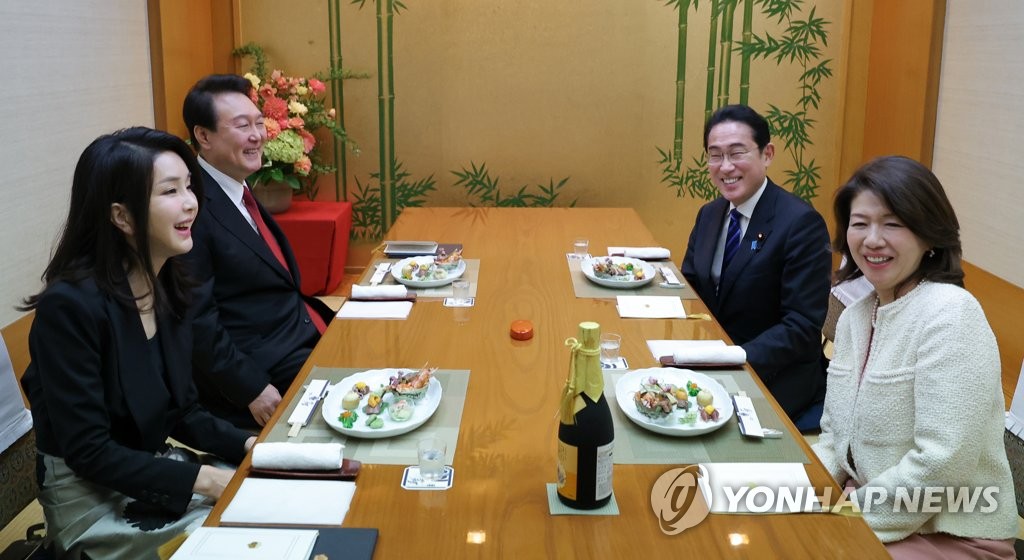 In this file photo, President Yoon Suk Yeol (2nd from L), his wife, Kim Keon Hee (L), Japanese Prime Minister Fumio Kishida (2nd from R) and his wife, Yuko Kishida, have dinner together at a restaurant in Tokyo after the two leaders' summit on March 16, 2023. (Yonhap)