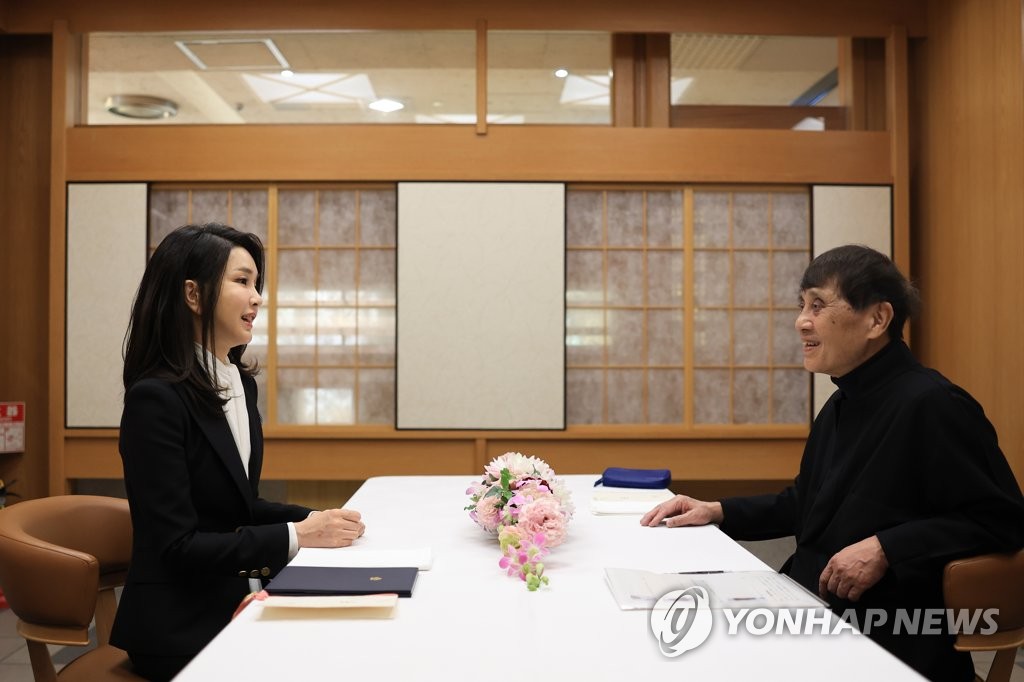 S. Korean first lady meets Japanese architect | Yonhap News Agency