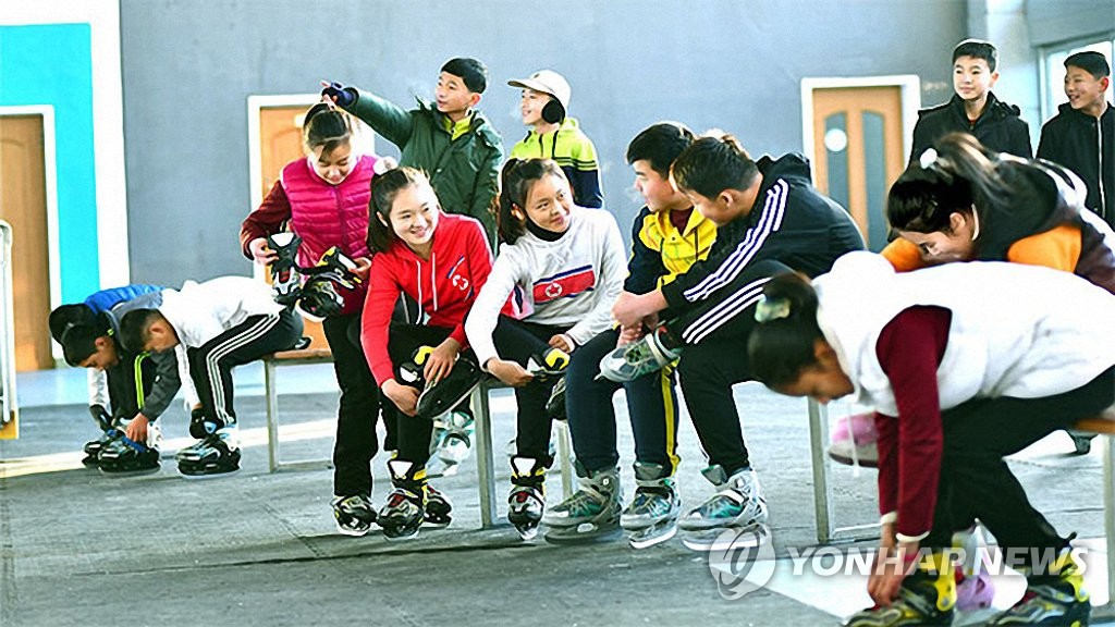 스케이트장의 북한 학생들