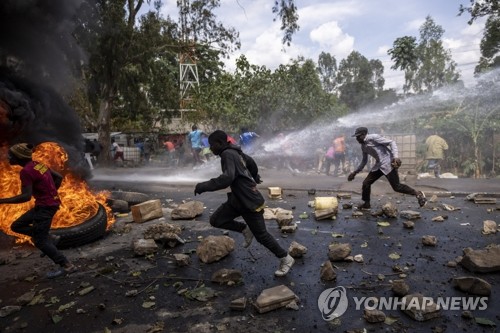 야권 시위대 향해 물대포 쏘는 케냐 경찰들