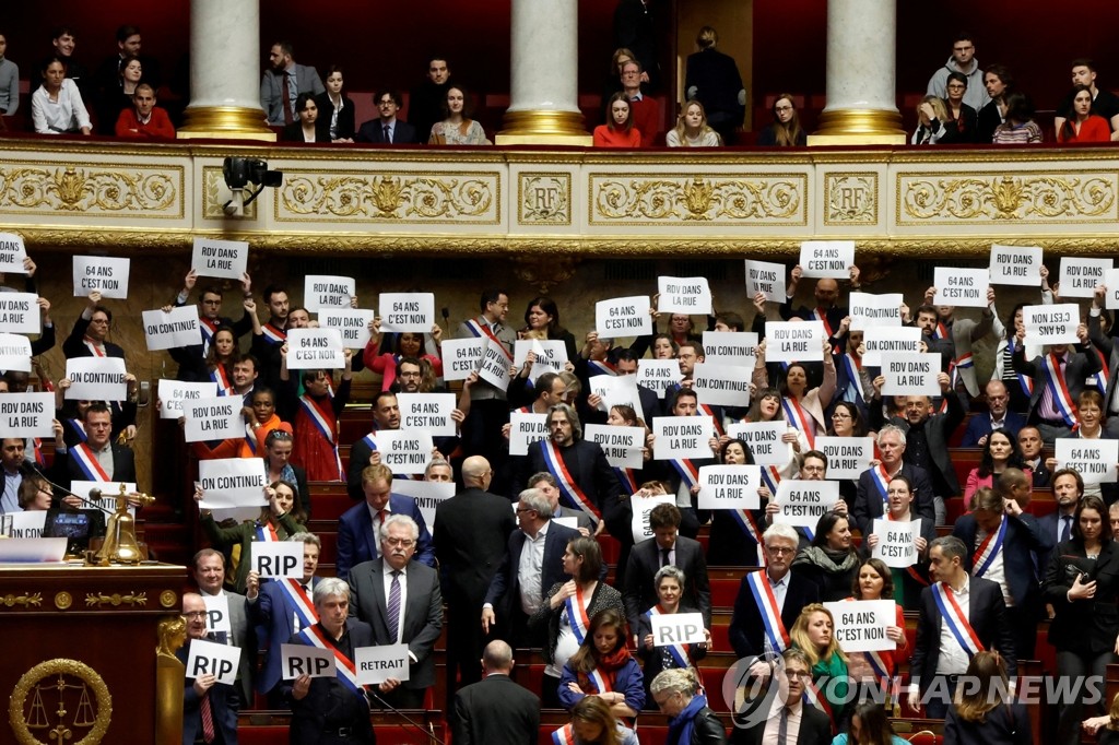 프랑스 총리 불신임안 부결에 항의하는 야당 의원들