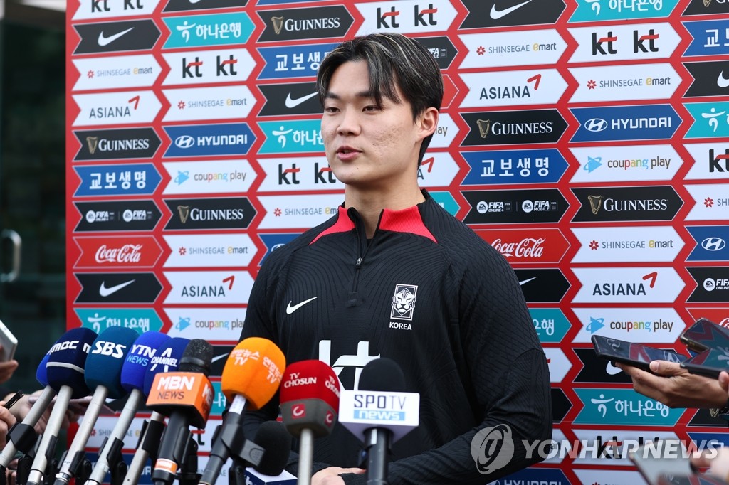 South Korean forward Oh Hyeon-gyu speaks to reporters at the National Football Center in Paju, some 30 kilometers northwest of Seoul, before a training session on March 21, 2023. (Yonhap)