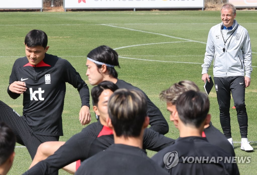 위르겐 클린스만 대한민국 감독(오른쪽)이 2023년 3월 22일 서울에서 북서쪽으로 약 30km 떨어진 파주 국립축구센터에서 훈련 중인 선수들을 지켜보고 있다.