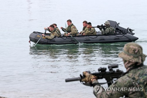 Los infantes de marina de Corea del Sur, EE. UU. y el Reino Unido realizan simulacros conjuntos de infiltración