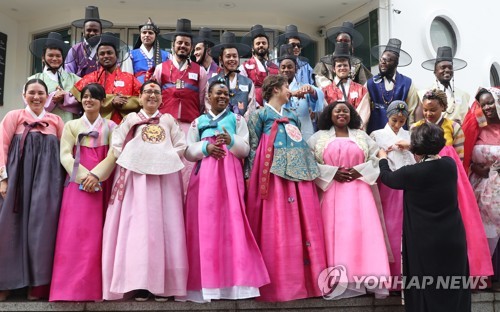 Jeunes ambassadeurs en hanbok