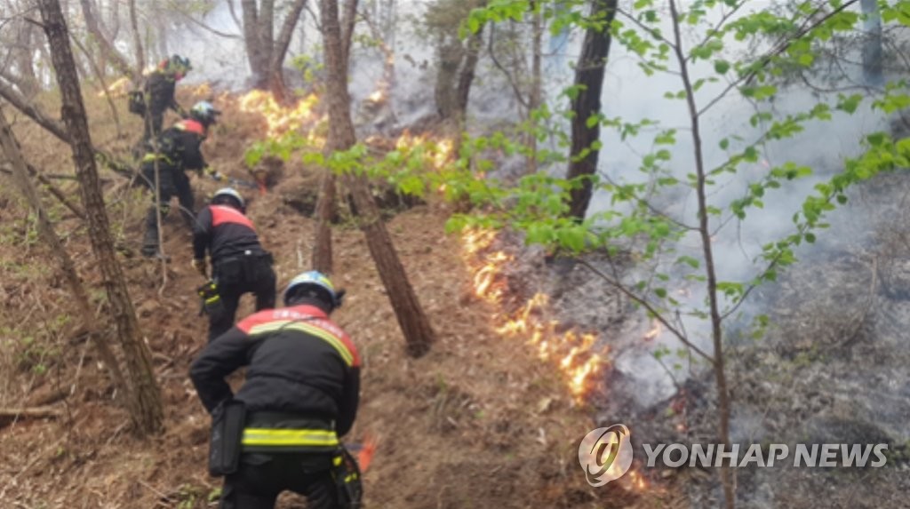 인천 마니산서 큰불…진화 나선 산불대원들