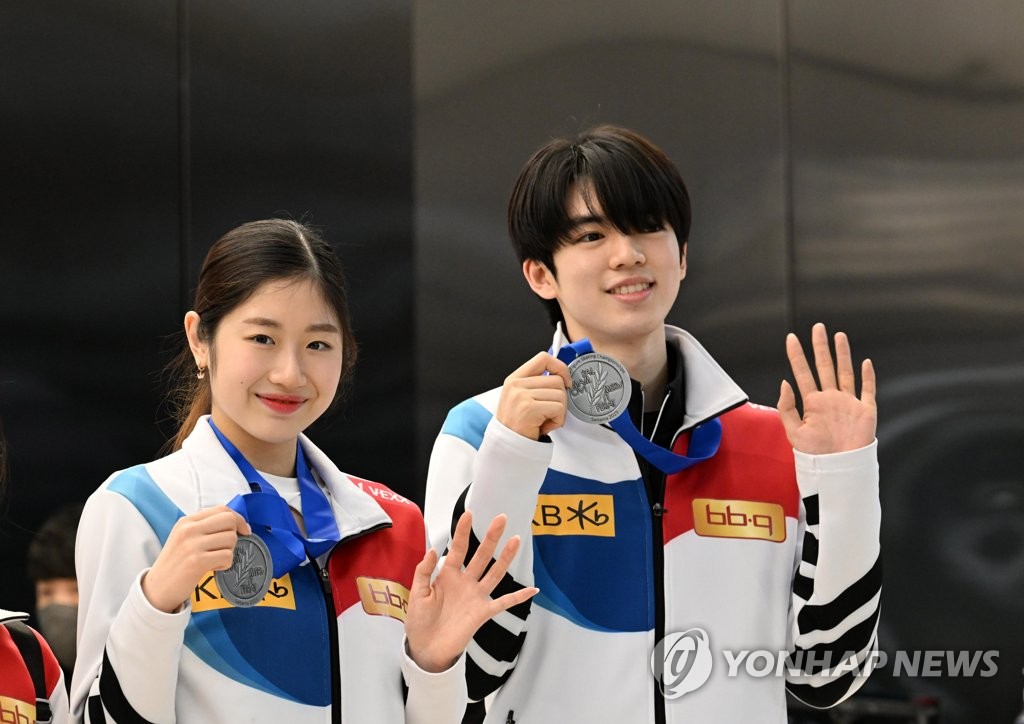 '세계선수권 동반 은메달' 이해인·차준환 귀국