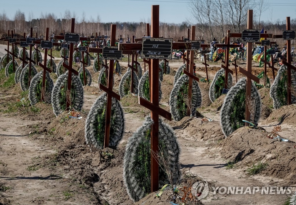 우크라 부차에 늘어선 이름 없는 무덤들