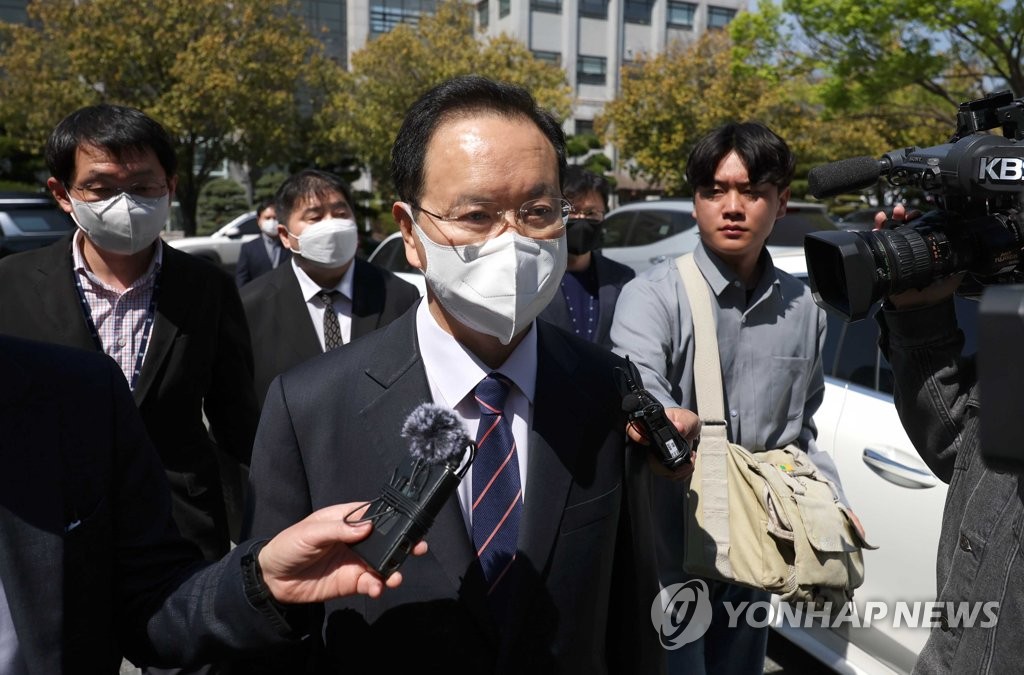 El legislador del Partido del Poder Popular, Ha Young-je (segundo desde la derecha), asiste a una audiencia en el Tribunal de Distrito de Changwon el 3 de abril de 2023. (Yonhap)