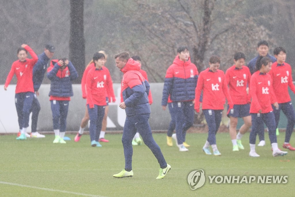 빗속에서 훈련하는 여자축구 대표팀