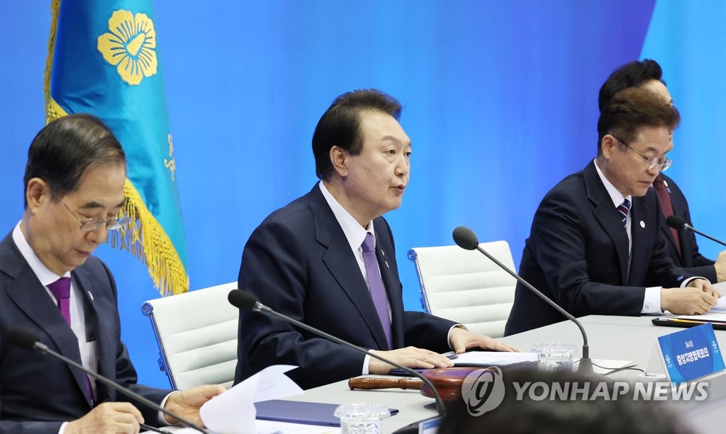 El presidente surcoreano, Yoon Suk Yeol (segundo por la izda.), preside la cuarta reunión sobre la cooperación entre los Gobiernos central y regionales, el 6 de abril de 2023, en el Centro de Convenciones y Exhibiciones de Busan, en la ciudad sudoriental de Busan.