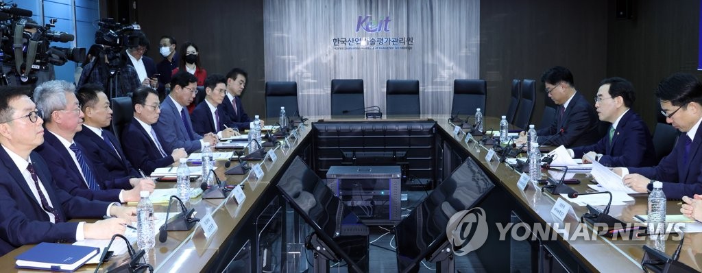 산업부 장관과 배터리산업 대표들
