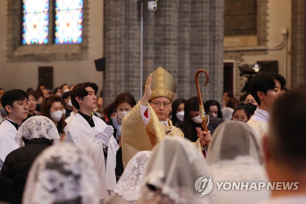 El arzobispo Peter Chung Soon-taick (C) preside una Misa de Pascua en la Catedral de Myeongdong en el centro de Seúl el 9 de abril de 2023. (Yonhap)