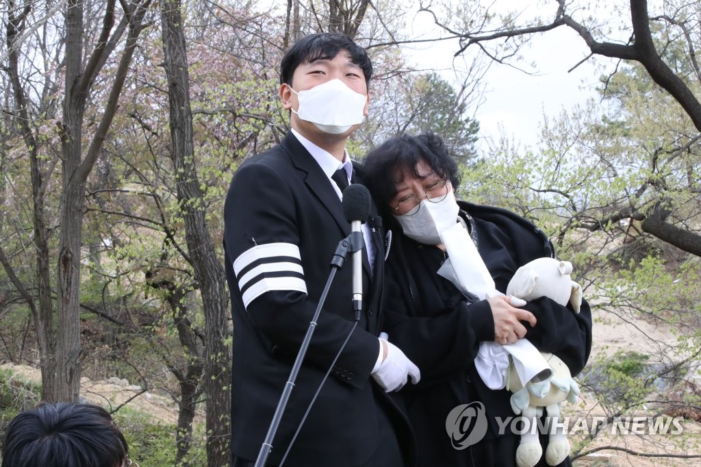배승아 양 유골함 봉안 후 인터뷰하는 유족 | 연합뉴스 배승아 양 유골함 봉안 후 인터뷰하는 유족 | 연합뉴스