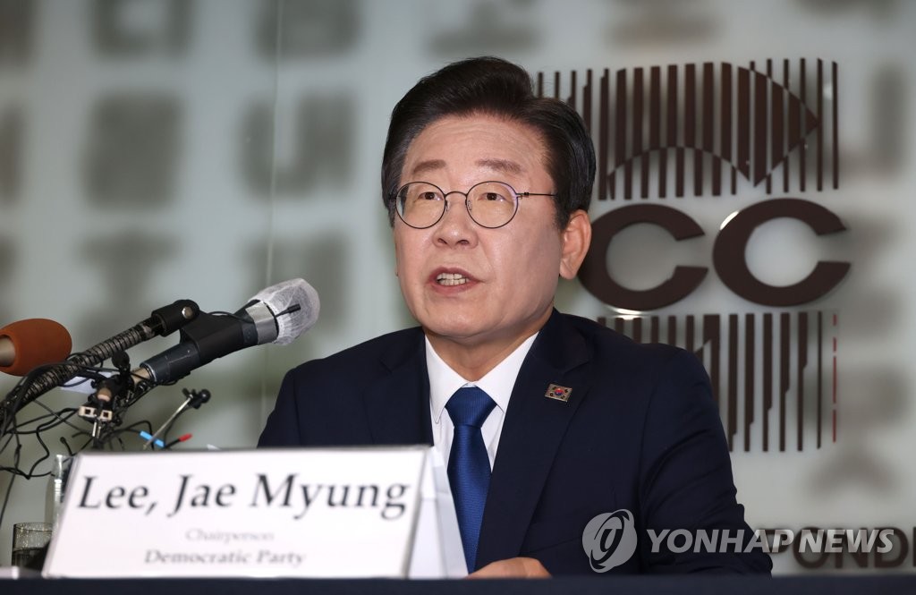 Lee Jae-myung, presidente del principal opositor Partido Demócrata, habla durante una conferencia de prensa organizada por el Club de Corresponsales Extranjeros en Seúl el 11 de abril de 2023. (Foto de grupo) (Yonhap)