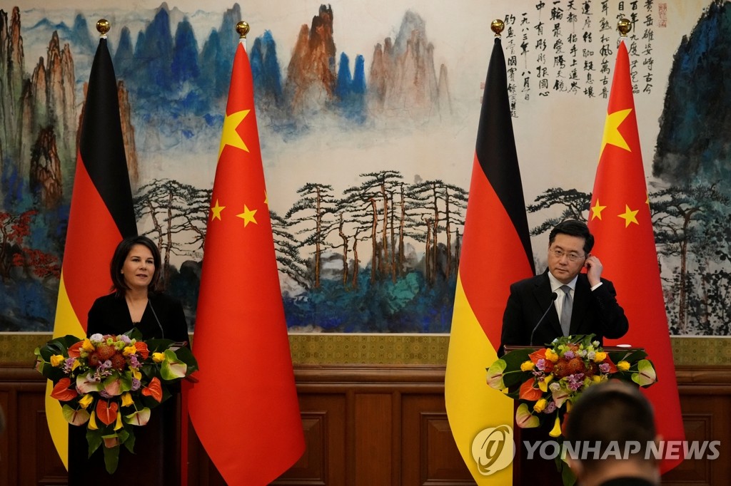 베이징서 공동기자회견하는 중국·독일 외교장관