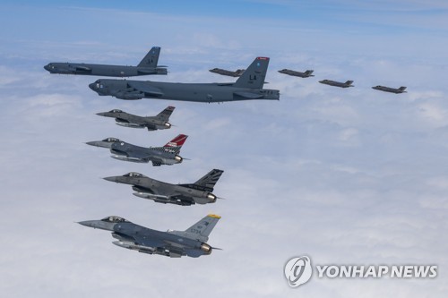 미 B-52H 전략폭격기 9일만에 한반도로…북 '고체 ICBM' 대응