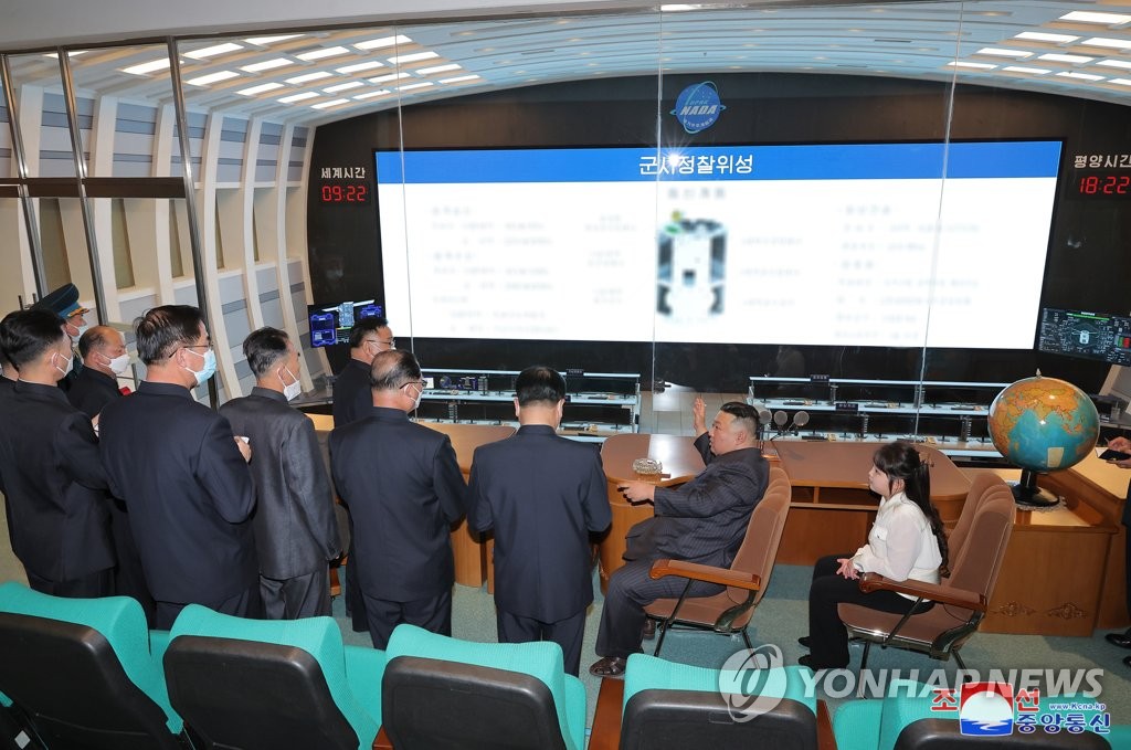 En la imagen, publicada, el 19 de abril de 2023, por la KCNA, se muestra al líder norcoreano, Kim Jong-un (segundo por la dcha., sentado), durante una inspección "in situ" a la Administración Nacional para el Desarrollo Aeroespacial, el día anterior, acompañado de su hija, Ju-ae. (Uso exclusivo dentro de Corea del Sur. Prohibida su distribución parcial o total)