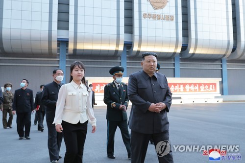 الإعلام الحكومي: الزعيم الكوري الشمالي يتفقد قمرا صناعيا للتجسس العسكري