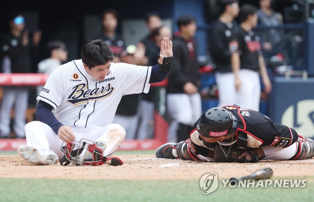 Kim Jae-hwan of the Doosan Bears (L) reacts after getting tagged out by KT Wiz catcher Jang Sung-woo at home during the bottom of the eighth inning of a Korea Baseball Organization regular season game at Jamsil Baseball Stadium in Seoul on April 23, 2023. (Yonhap)