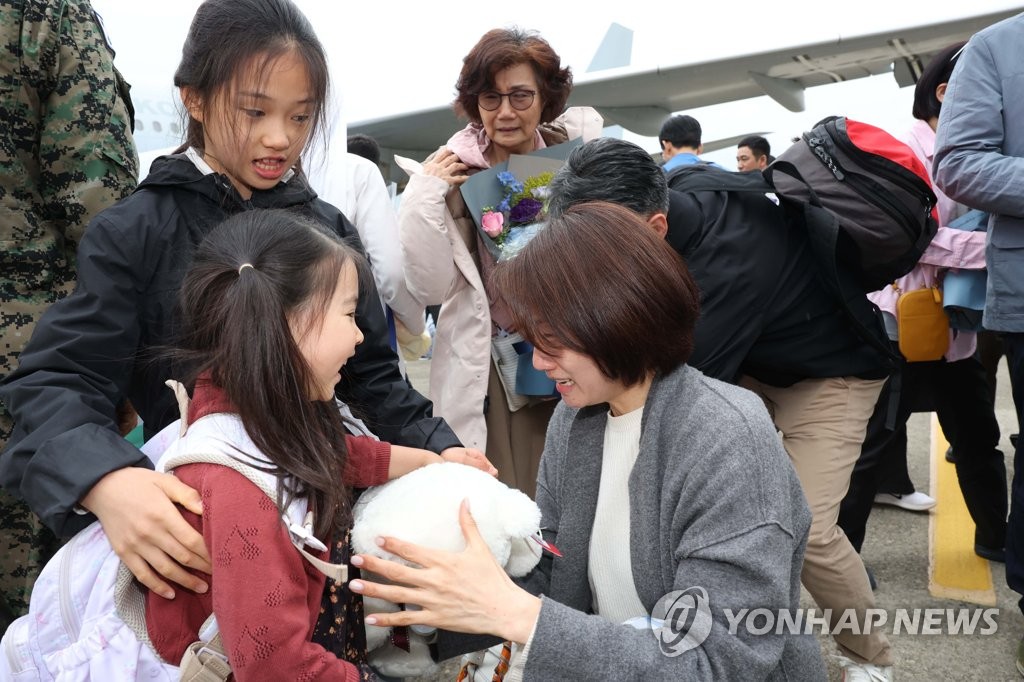 (2e LD) Soudan : les 28 ressortissants sud-coréens évacués arrivent à Séoul