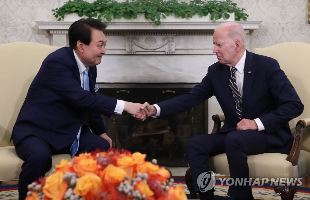 (LEAD) Sommet Yoon-Biden : Biden confirme une alliance solide comme le fer sur le plan militaire