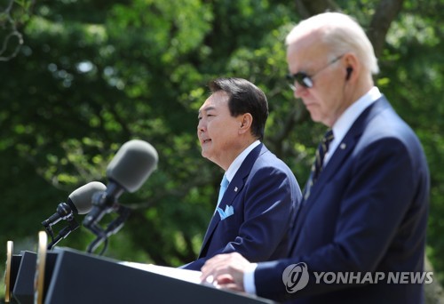 Le président Yoon Suk Yeol (à gauche) et le président américain Joe Biden tiennent une conférence de presse après leur sommet à la Maison-Blanche à Washington D.C., le 26 avril 2023.