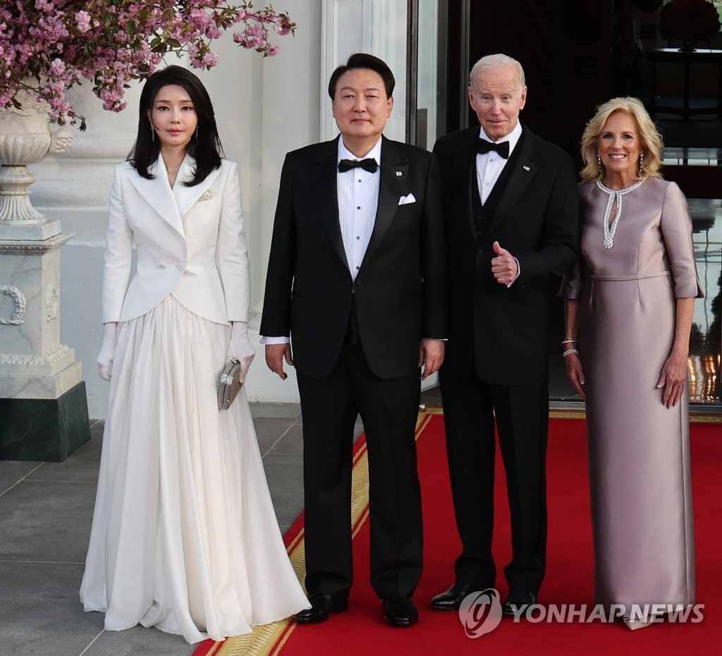 South Korean President Yoon Suk Yeol (2nd from L), first lady Kim Keon Hee (L), U.S. President Joe Biden (2nd from R) and U.S. first lady Jill Biden pose for a photo during a state dinner at the White House in Washington on April 26, 2023. (Yonhap)