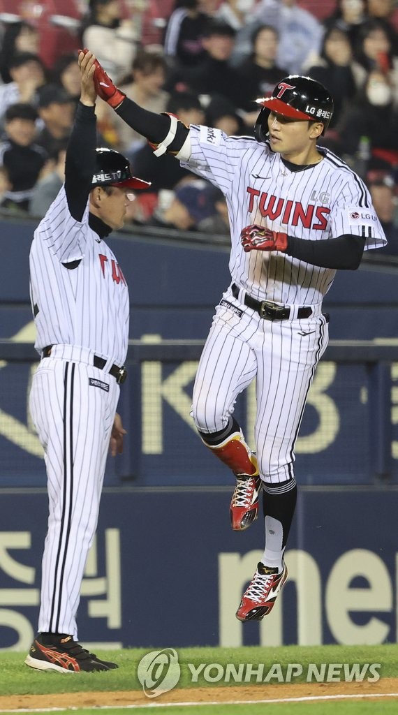 Park Hae-min of the LG Twins (R) high-fives his third base coach, Kim Min-ho, after hitting a two-run home run against the SSG Landers during the bottom of the fourth inning of a Korea Baseball Organization regular season game at Jamsil Baseball Stadium in Seoul on April 27, 2023. (Yonhap)
