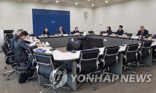 Lee Kyung-chul (C, back row), South Korea's special representative for Afghanistan and Pakistan, holds a meeting with representatives of U.N. agencies to discuss South Korea's humanitarian assistance to Afghanistan in this photo provided by the foreign ministry. (PHOTO NOT FOR SALE) (Yonhap)