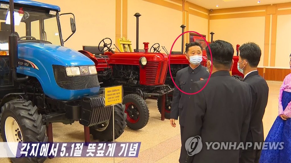 북한 당 간부들 근로자들과 5.1절 기념