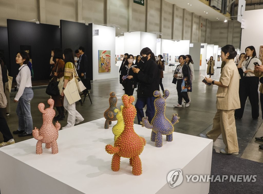 Art Busan, la deuxième plus grande foire d'art de Corée du Sud, a débuté en avant-première au Centre des conventions et des expositions de Busan (BEXCO), dans le sud-est du pays, le 4 mai 2023. Elle sera ouverte au public du 5 au 7 mai. 