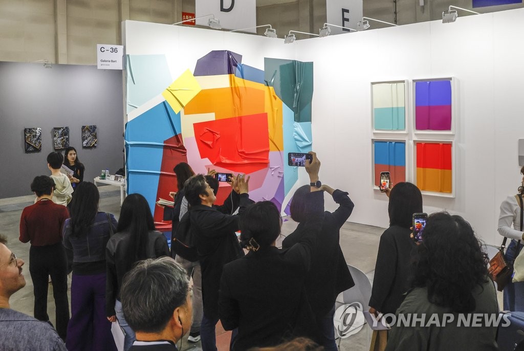 Art Busan, South Korea's second-largest art fair, opens a preview session at the Busan Exhibition & Convention Center in the southeastern port city of Busan on May 4, 2023. (Yonhap)