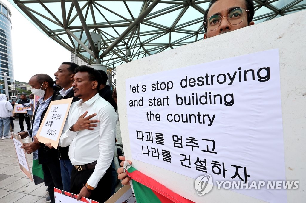 السودانيون في كوريا ينظمون وقفة أمام محطة سيئول رفضا للحرب - 8