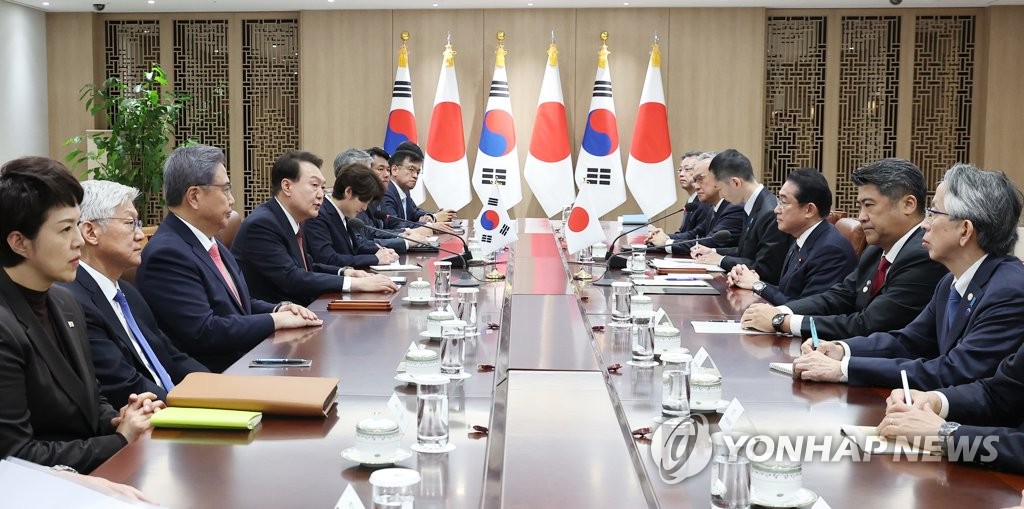 South Korean President Yoon Suk Yeol (4th from L) speaks to Japanese Prime Minister Fumio Kishida (3rd from R) during their expanded summit talks at the presidential office in Seoul on May 7, 2023. (Yonhap)