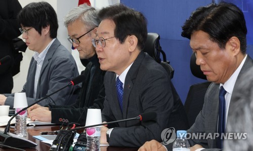 李 '대장동 재판' 시작…20만쪽 기록에 "1∼2년 걸릴듯"