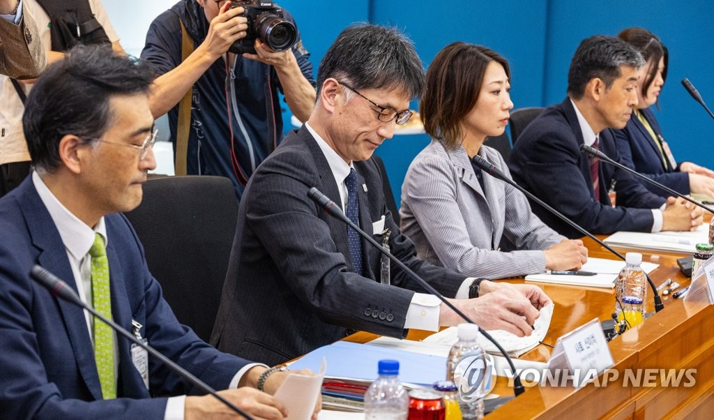 Atsushi Kaifu (segundo desde la izquierda), director general del departamento de desarme, no proliferación y ciencia del Ministerio de Relaciones Exteriores de Japón, asiste a una reunión en el Ministerio de Relaciones Exteriores de Seúl el 12 de mayo de 2023 para discutir los detalles de la próxima inspección del equipo de Corea del Sur a Tokio. planean descargar agua contaminada de la planta de energía nuclear de Fukushima paralizada a finales de este mes.  (Yonhap)