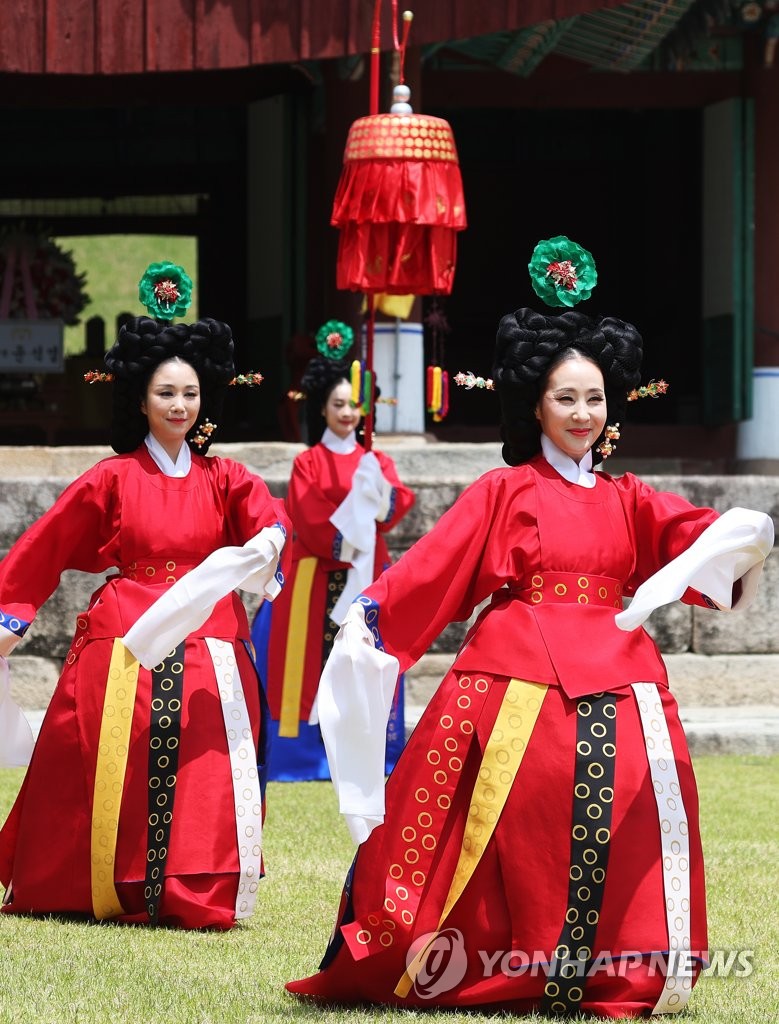 Korean traditional hot sale king dress