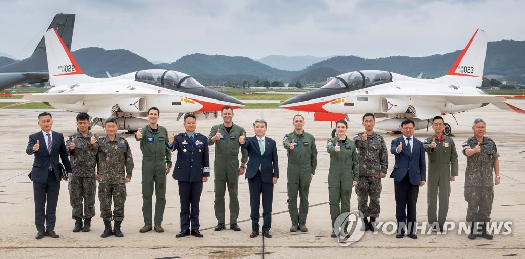 El ministro de Defensa, Lee Jong-sup (centro), se reúne con pilotos polacos y otros oficiales de la Fuerza Aérea de Corea del Sur en la 1ra Ala de Cazas en Gwangju, 267 km al sur de Seúl, el 18 de mayo de 2023, en esta foto proporcionada por el Ministerio de Defensa de Seúl.  (FOTO NO A LA VENTA) (Yonhap)