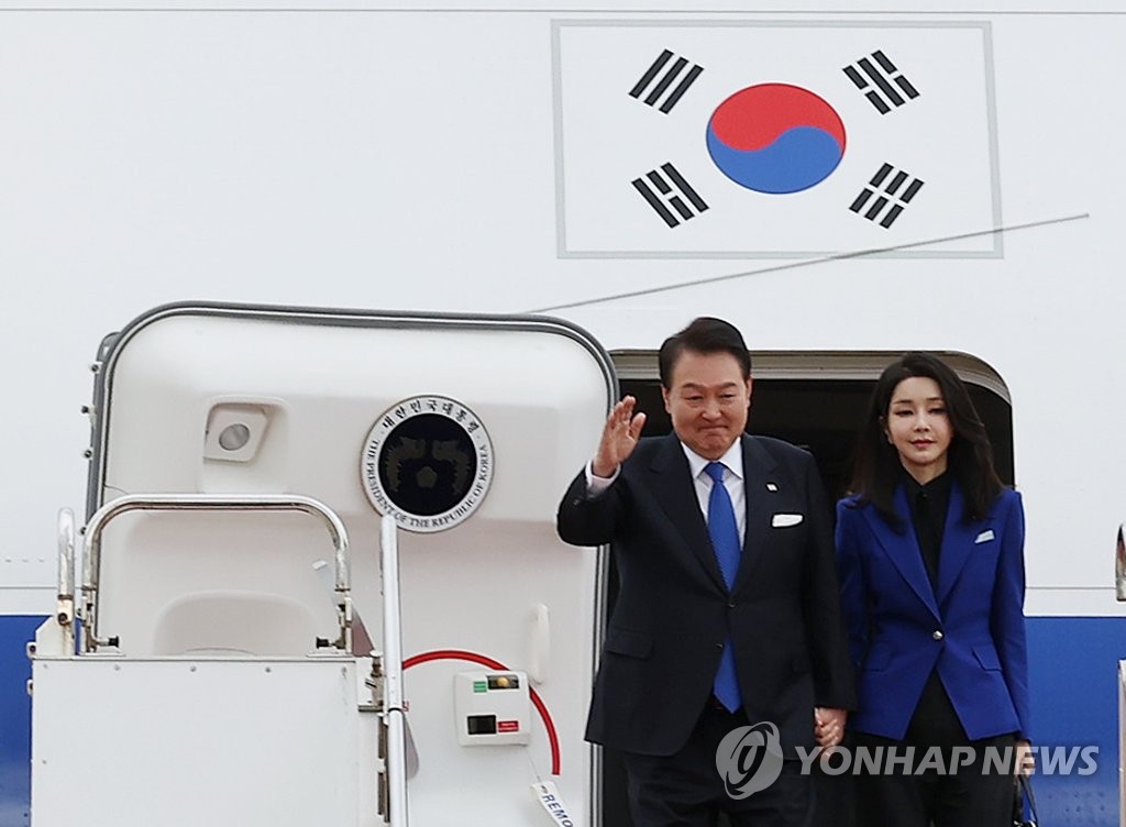 President Yoon Suk Yeol (L) and first lady Kim Keon Hee exit Air Force One after arriving at Hiroshima Airport in Hiroshima, Japan, on May 19, 2023. (Yonhap)