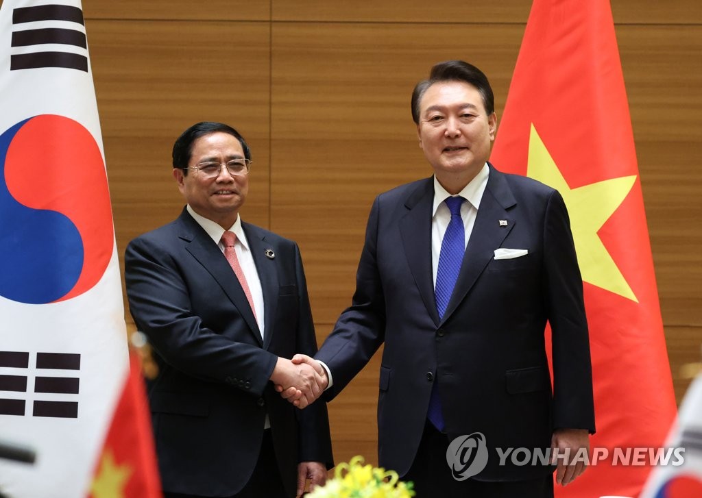 El presidente de Corea del Sur, Yoon Suk Yeol (derecha), y el primer ministro de Vietnam, Pham Minh Chinh, posan para una foto durante sus conversaciones cumbre en Hiroshima, Japón, en esta foto de archivo del 19 de mayo de 2023.  (Yonhap)